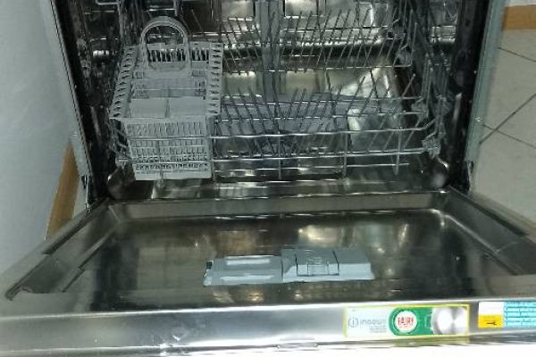 LAVASTOVIGLIE INDESIT