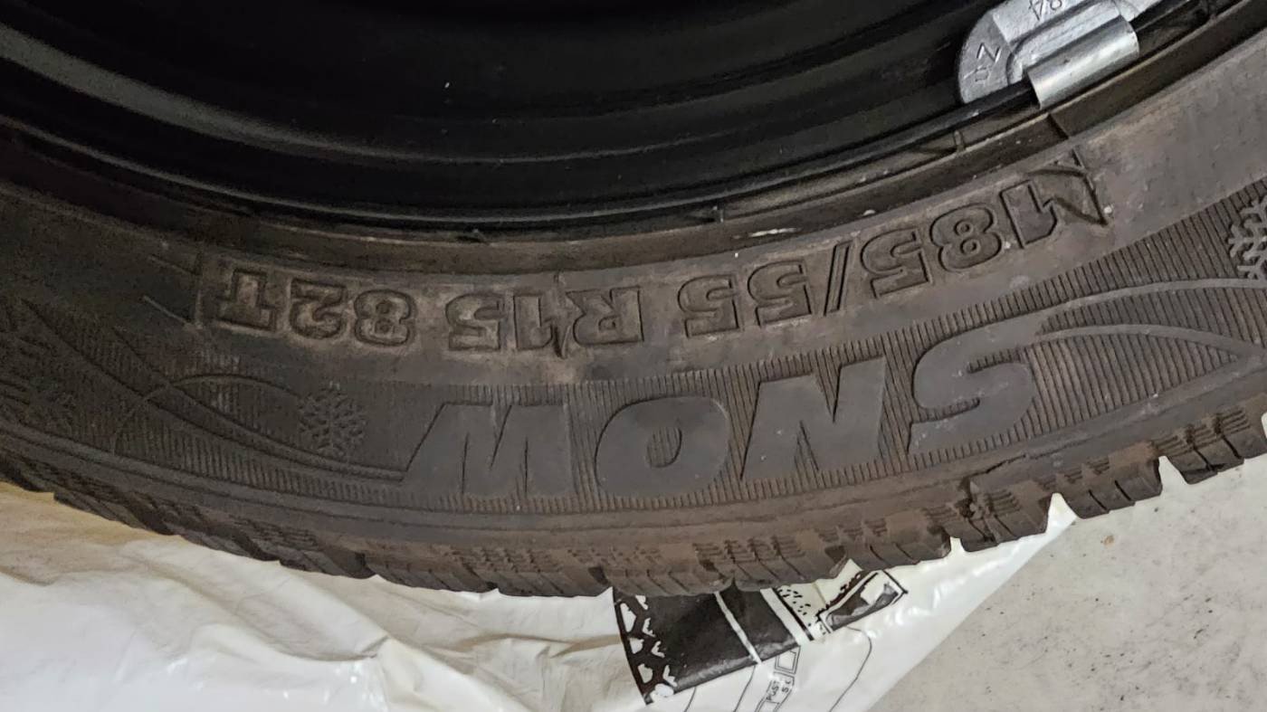 4 gebrauchte Winterreifen mit nagelneue Stahlfelgen Algund 322914 Autoreifen, Felgen