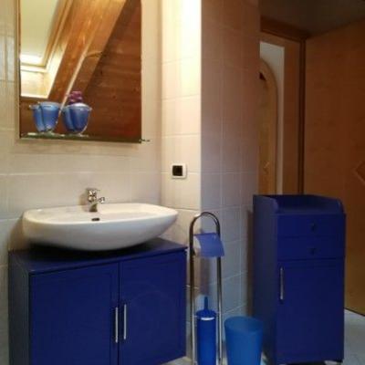 Badezimmereinrichtung in blau, gut erhalten - thumb