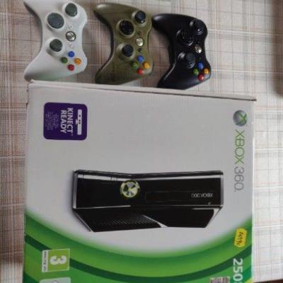 Verkaufe Xbox 360 mit vier Kontroller - thumb
