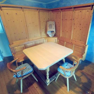Getäfelte Eckbank mit Tisch, Stühlen und Oberboden - thumb