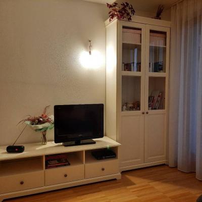 Wohnzimmerschrank und TV-Kästchen - thumb