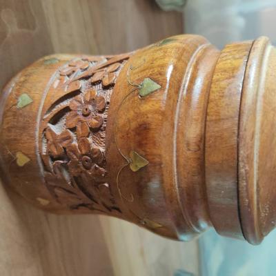 Geschnitzte Teedose mit Goldverzierungen - thumb