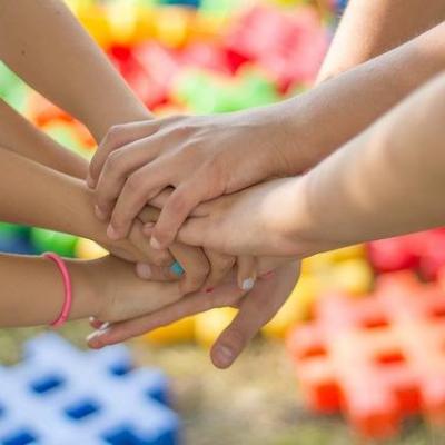 Kinderloses Ehepaar sucht Gesellschaft für Unternehmungen - thumb