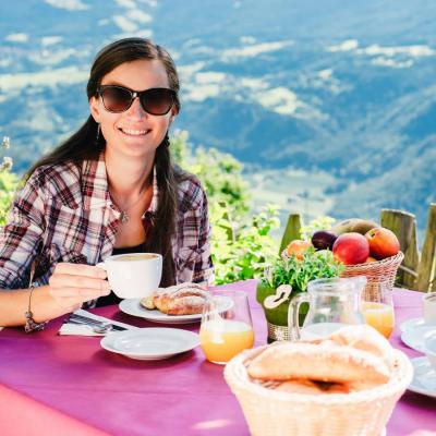 Wir suchen Bedienung von 15-21 Uhr oder Frühstücksbedienung 6,30-10,00 - thumb