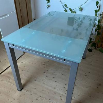 Tisch mit Glasplatte - thumb
