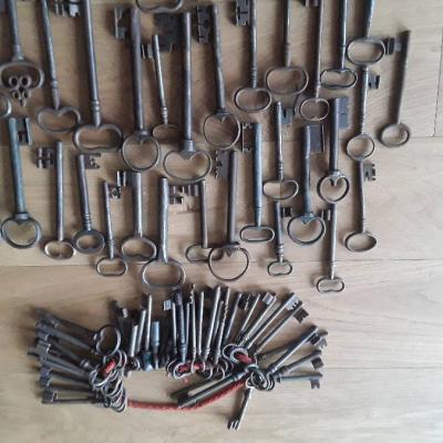 Alte Schlüssel ( 100 ) Stück - thumb