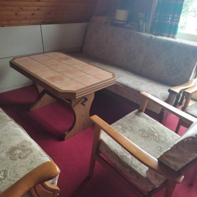 Sofa, Sessel und Tisch - thumb