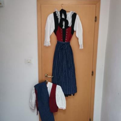Meraner Damentracht mit zweiter Bluse, Oberteil und Schurz - thumb