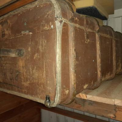 Sehr alter Koffer zu verkaufen - thumb