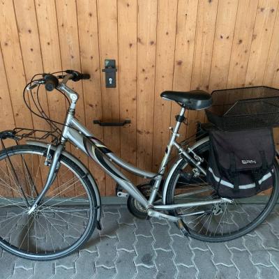 Fahrrad mit Korb und Taschen - thumb