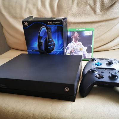Xbox One X - thumb
