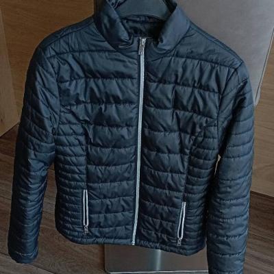 Schwarze Übergangsjacke Größe M, aber wie Größe S - thumb