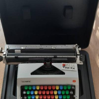 Schreibmaschine Olympia mit Reisekoffer - thumb