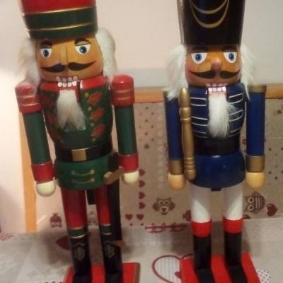 2 dekorative Nussknacker aus Holz - thumb