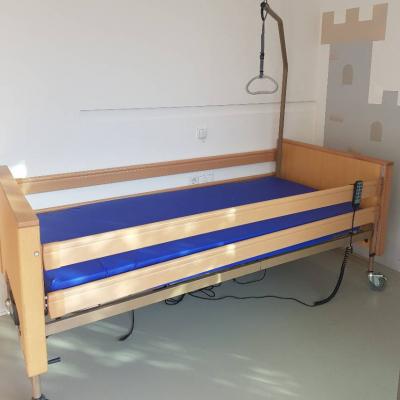 neuwertiges Pflegebett mit Matratze / letto da degenza con materasso - thumb