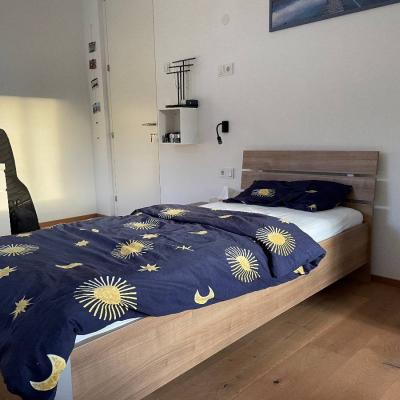 gebrauchtes Einzelbett aus Holz und passender Nachttisch - thumb