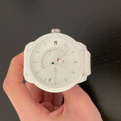 Verkauf einer neuen Tommy Hilfiger Uhr in elegantem weiß - thumb