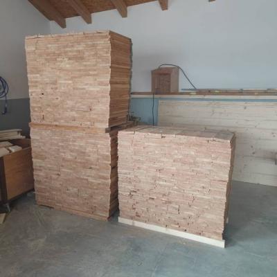 1,7m³ Bretter in Lärche. 0,5m lang. 2,5cm stark. 12 bis. 16cm breit. - thumb