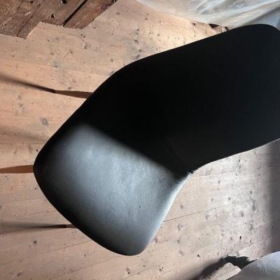 Zwei Stühle mit schwarzen Kunstleder - thumb