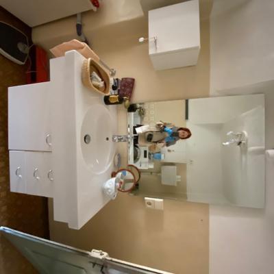Spiegel mit Kästchen und Waschbecken - thumb