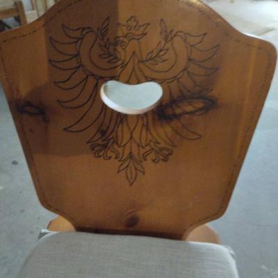 Stühle mit Adlerwappen - thumb