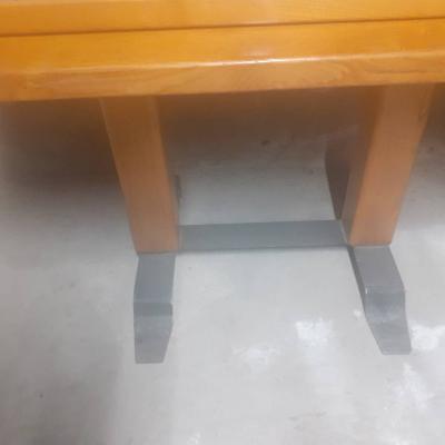 Tisch mit Kastanienholzplatte - thumb