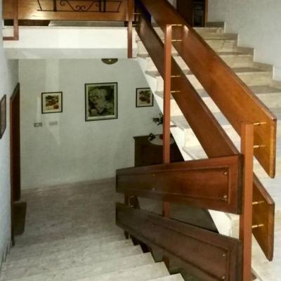 Geländer für Treppenhaus aus Holz - thumb