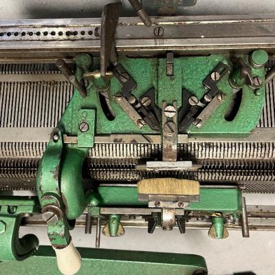 Antike Strickmaschine über 100 Jahre alt - thumb