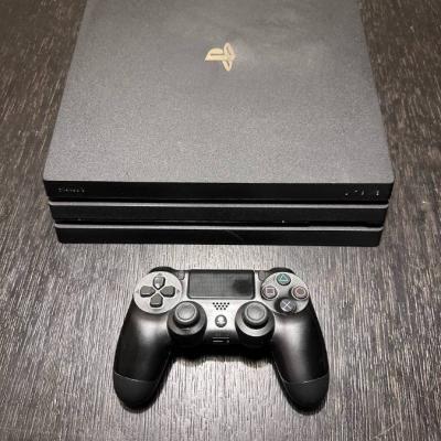 PS4 pro (500GB) + controller - thumb