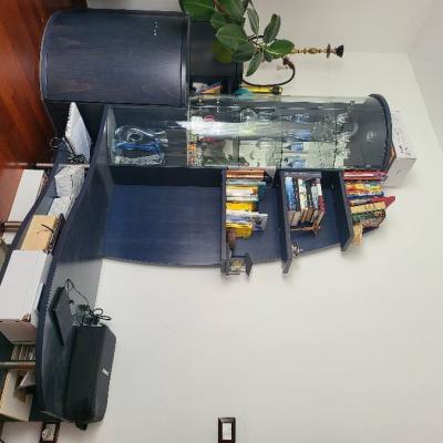 Wohnzimmerschrank und Couch in blau - thumb