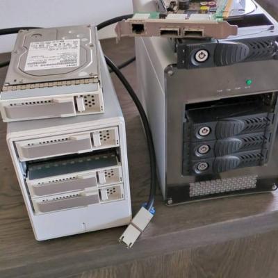 2 externe Desktopgehäuse für SSD und SAS Platten und dazugehörige PCI - thumb