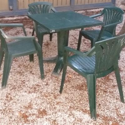Tisch und Stühle für Garten - thumb