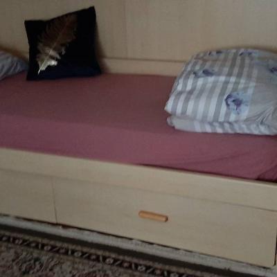 Stockbett mit Kleiderschrank und Tisch - thumb