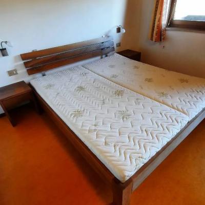 Zeitloses Schlafzimmer aus qualitativem NussHolz - thumb