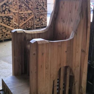 Schöner Holzstuhl für den Garten - thumb