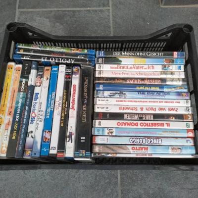 Kiste voll originale DVDs, Blu-ray, VHS - thumb