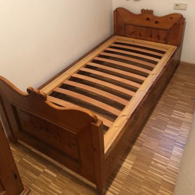 Einzelbett aus Zirmholz lakiert - thumb