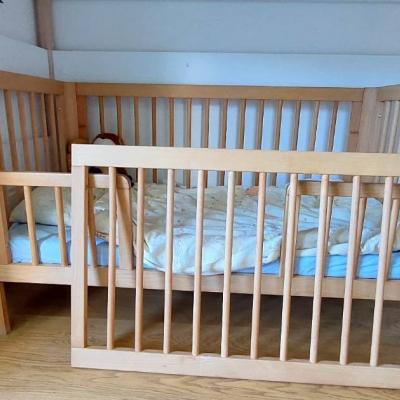 2 in 1 Babybett aus Massivholz - thumb