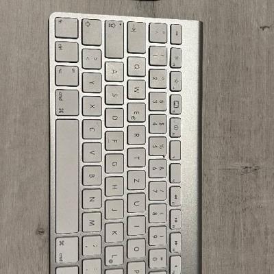 2 Tastaturen und 2 AppleMagic-Mäuse - thumb