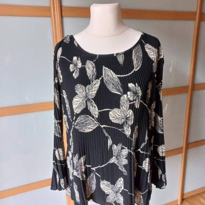 Wunderbare Plisseé Bluse schwarz mit Blumen - WIE NEU!!! - thumb