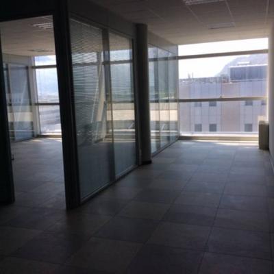Moderne Bürohälfte mit Glasfassade zu vermieten - thumb