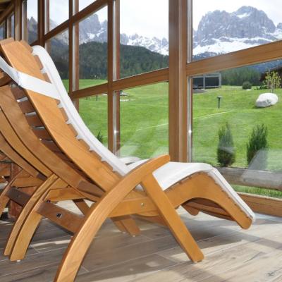 Wellnessliegestühle aus Holz von der Firma Rauch - thumb