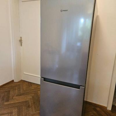 neuer Kühlschrank mit Gefrierfach - thumb