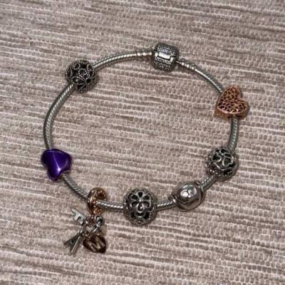 Pandora Armband mit verschiedenen Charmes - thumb