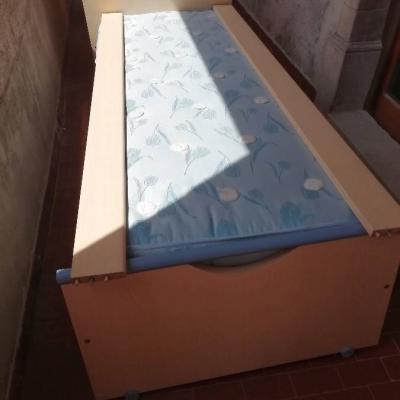 Schönes Bett, mit Matratze, 1.90 m x 0.80 m, fast neu, zu verschenken. - thumb