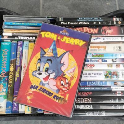 Kiste voll originale Blu-rays, VHS, CDs, DVDs - thumb