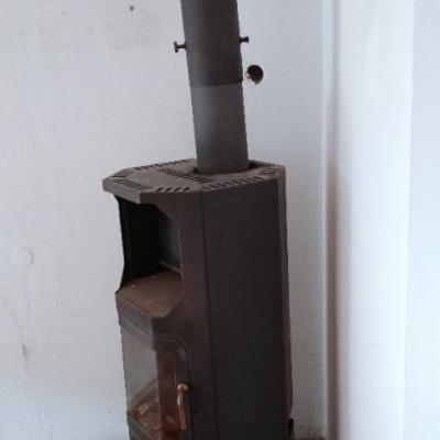 Holz Ofen gebraucht, mit Rohr zu verschenken - thumb