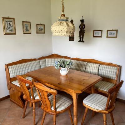 Gardasee - Eckbank, Stühle und Tisch - traditioneller Bauernstil - thumb