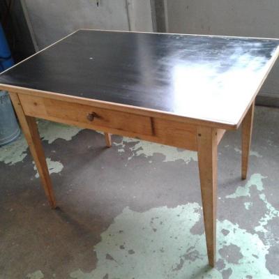 alter Tisch aus Holz / Metall - thumb